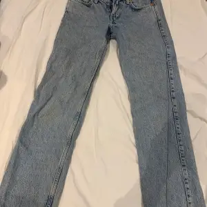 Arrow Low Straight Weekday jeans. Använda men i fint skick utan defekter. Säljer då jag växt ur dom. Tar bara swish💘