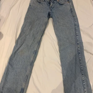 Blåa weekday jeans - Arrow Low Straight Weekday jeans. Använda men i fint skick utan defekter. Säljer då jag växt ur dom.💘