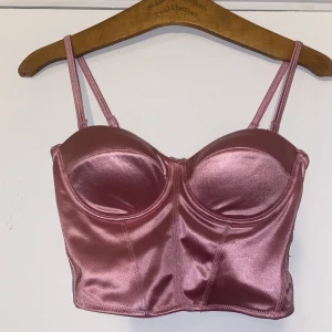 Topp - Säljer denna fina toppen i storlek S, den är i rosa färg och har en skimrande rosa färg, som har kupa 70 a, men B och C kupa funkar också då banden går att skystera, frakt ingår ej i priset 