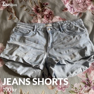 Jeansshorts - Säljer dessa jeansshorts från hm. De är otroligt sköna och stretchiga. Nederkanten på benen kan karvla sig då jag inte kunnat stryka de. Men är säker att det går att ordna för den som kan. 