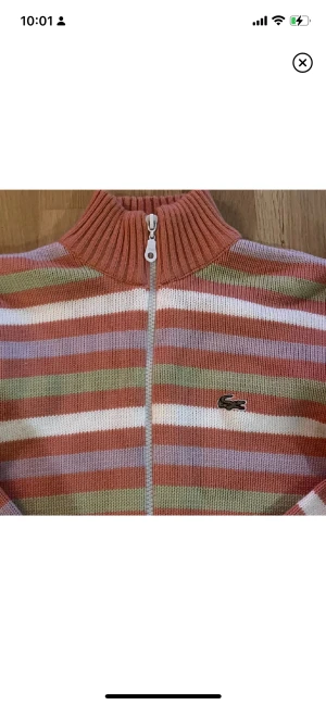 Zip Up - Säljer denna superfina tröja då den tyvärr var för liten för mig💔Jättefin och fräsch, färgerna är skarpare i verkligheten. 