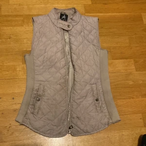 Väst - Säljer denna otroligt fina väst! Kan användas till vardags men även sport som ex ridning. Otroligt bekväm och super läcker! Fint skick. Kan skickas! Säljer då den är för liten för mig🥲