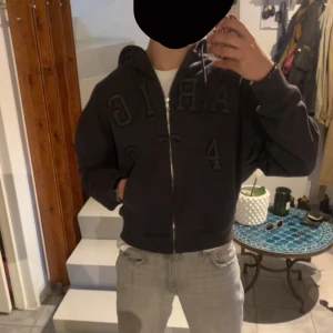 Arigato Hoodie ”Legend” - Säljer min sjukt snygga Arigato hoodie då jag inte får användning för den. Grå med silvrig dragkedja. Den är lite oversized i ärmarna men det är också väldigt snyggt.  Nypris 2200kr