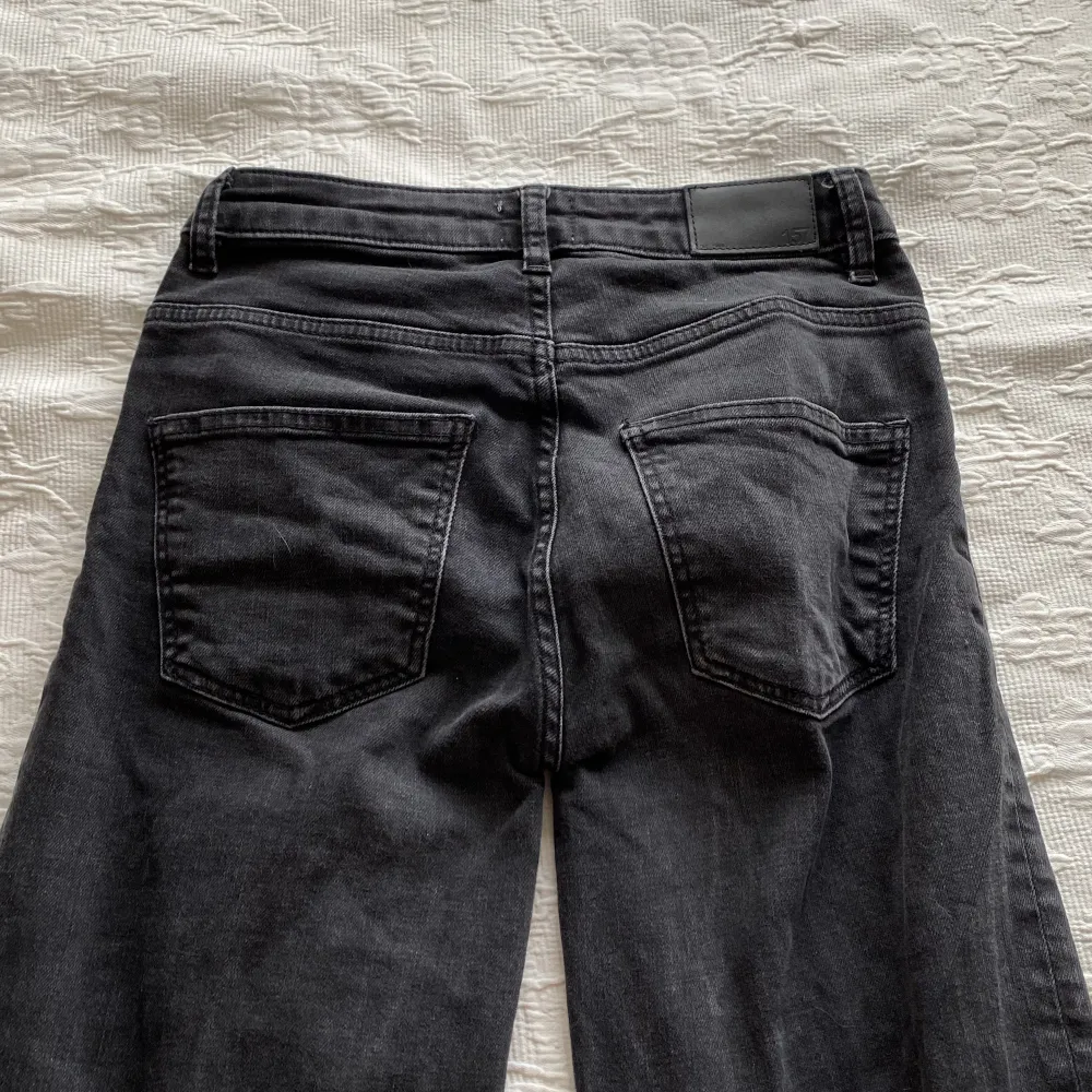 Säljer nu dessa svarta jeans eftersom dom inte kommer till användning. Storlek S men de är uppsydda så passar Xs!💓 Innerbenslängd: 70 Köparen står för frakt💗. Jeans & Byxor.