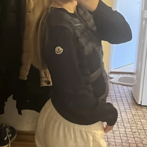 moncler cardigan  - mörkblå cardigan från moncler i nyskick, köpt för 8500 så säljer EJ under 7500 så ingen idé och fråga. betalning sker via swish endast, har ej kvar kvittot tyvärr men den är ofc äkta och finns qr kod. priset är fast så pruta ej!!!