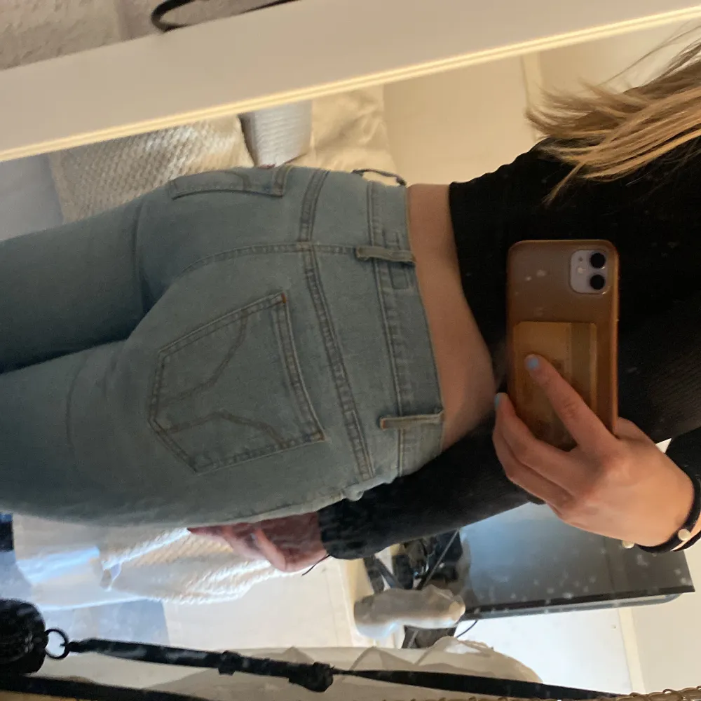 Jag säljer mina Low waist bootcut jeans från MISS SIXTY i stl 27 då som inte kommer till någon användning längre, jag är 1,70 och den sitter perfekt i längden.. Jeans & Byxor.