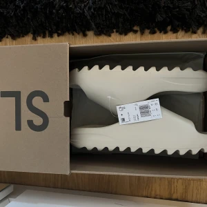 Yeezy slide bone (nypris 2799) - Säljer nu mina yeezy slide bone som är den  perfekta sommar skon, även den mest eftertraktade färgen.  Sparsamt använda i två veckor.  Ps original tagg finns kvar, inget kvitto därför det låga priset.