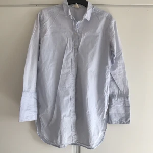 Blus (Shirt), nyskick H&M - Dam Lång shirt från H&M passar till sommaren våren , vinter och höst om den ska vara under tröja tex eller hur du tycker att ha det   Funkar för herrar  Nyskick och inget fel på den alls 