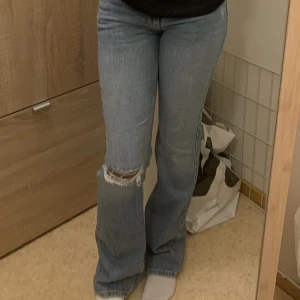 Jeans - Säljer dessa midwaist flare jeans från Gina för 100 kr. Storlek 36 