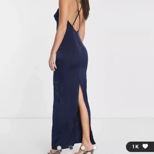 Balklänning  - Jag säljer min oanvända balklänning i storlek 34. Den har en fin slits bak på klänning och är i en fin blå färg. Säljer den pågrund av att den var för liten. 