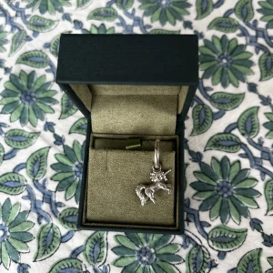 Maria Nilsdotter Mini Unicorn Earring - Jättesött örhänge från Maria Nilsdotter. Väldigt fint att kombinera med andra örhängen. Nypris: 1595kr  Bara att höra av er vid eventuella frågor :)