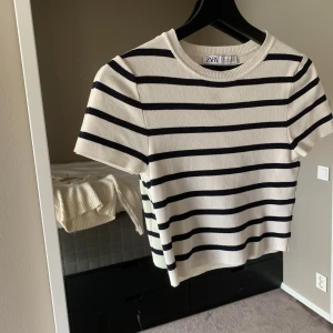 Stickad t-shirt från zara - Stickad t-shirt från zara som är använd några fåtal gånger. Bra skick. Köparen står för frakten💘💘