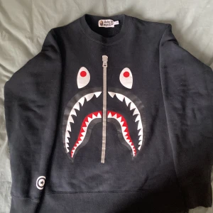 Bape sweatshirt  - Riktigt snygg bape sweatshirt med coola detaljer säljer för att den inte passar längre, på lappen står det medium men passar som en s eller xs!! Gott skick som ny inga flaws eller täcken på andvändning 