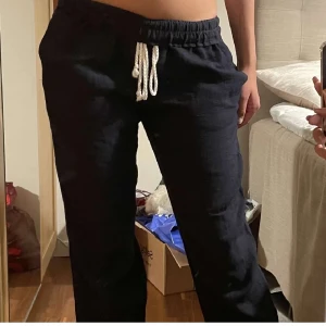 Linnebyxor  - Säljer mina marinblåa linnebyxor från hm. Storlek S jättefint skick. Pris går alltid att diskutera❣️❣️ OBS!!! många är intresserade jag kommer inte starta någon budgivning det är först till kvarn som gäller!