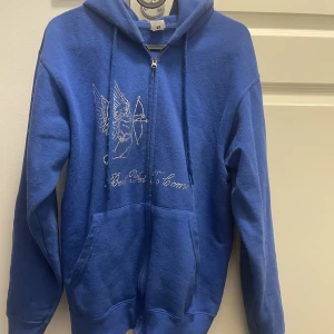 Best yet to come tröja - Fin tröja med luva som har tryck av pärlor på framsidan Storlek s Nypris 500kr Säljer för 150kr Skickas med dhl spårbart 79kr