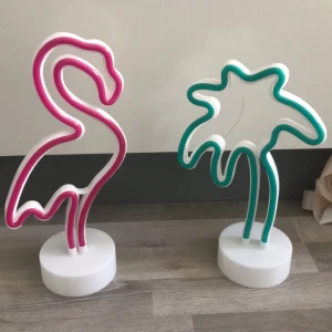 Flamingo och Palm lyser  - Två lampor som kostar 40kr sammanlagt och 20kr styck ingår ej batteri 