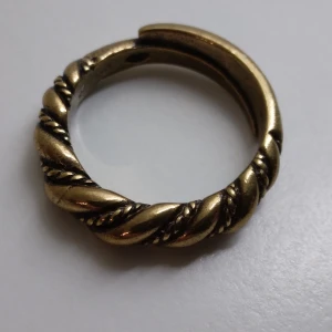Äldre vikinga ring från märket Kalevala. Reglerbar storlek. Fint skick! - Vacker äldre vikinga ring från märket Kalevala. Reglerbar storlek.  Troligen gjord i brons. Fint skick! 