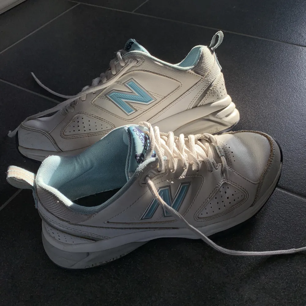 Vita sneakers från New Balance i storlek 37.5. Lite smutsiga, annars mycket bra skick. . Skor.