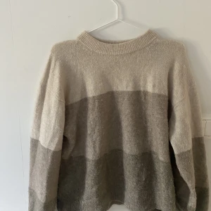 Stickad tröja - Fin stickad tröja från H&M som tyvärr inte används längre. Lite nopprig men det syns knappt. Storlek S