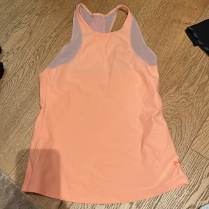 Tränings tröja - Tränings tröja den är typ lite rosa orange 