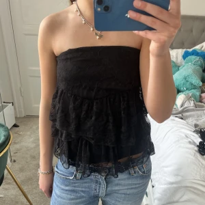 spets topp!  - Så snygg bandeu topp i spets och volanger, Lite osäker om det egentligen är en kjol men jag har använt den som topp!