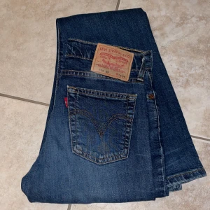 Lågmidjade Levis jeans - Lågmidjade jeans i bra skick