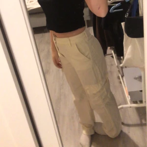 Stradivarius cargopants  - Säljer då de inte kommer till användning längre, de är ganska höga i midjan men fungearar perfekt att ha de lågare. Ganska tunna så de är perfekta i vår- försommar. Köpta på Zalando 