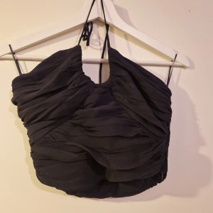 Topp - Svart kort topp (som en magtröja). Aldrig använd. 150 kronor 
