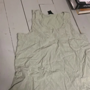 Linné ljusgrönt  - Ljusgrönt linne i bra skick 