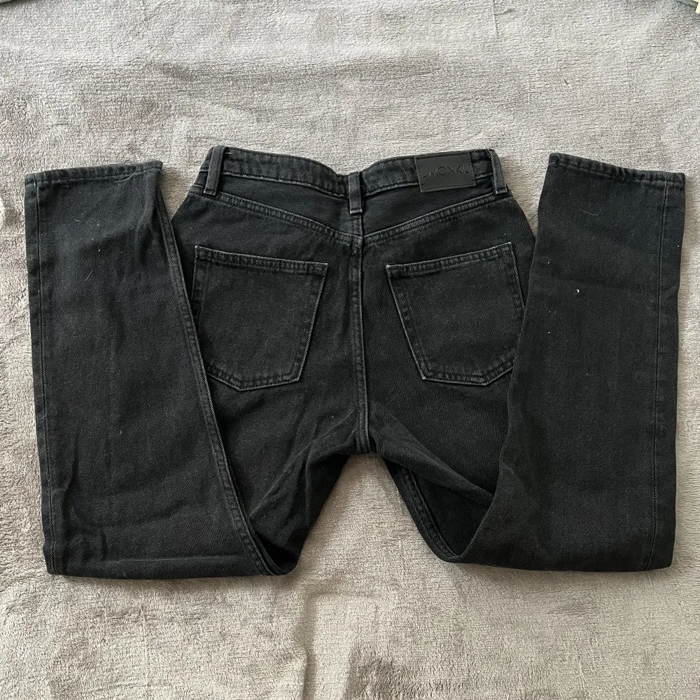 Jeans från Monki, storlek 27. Uppskattar en XS🤍 Köparen står för fraktkostnad!. Jeans & Byxor.