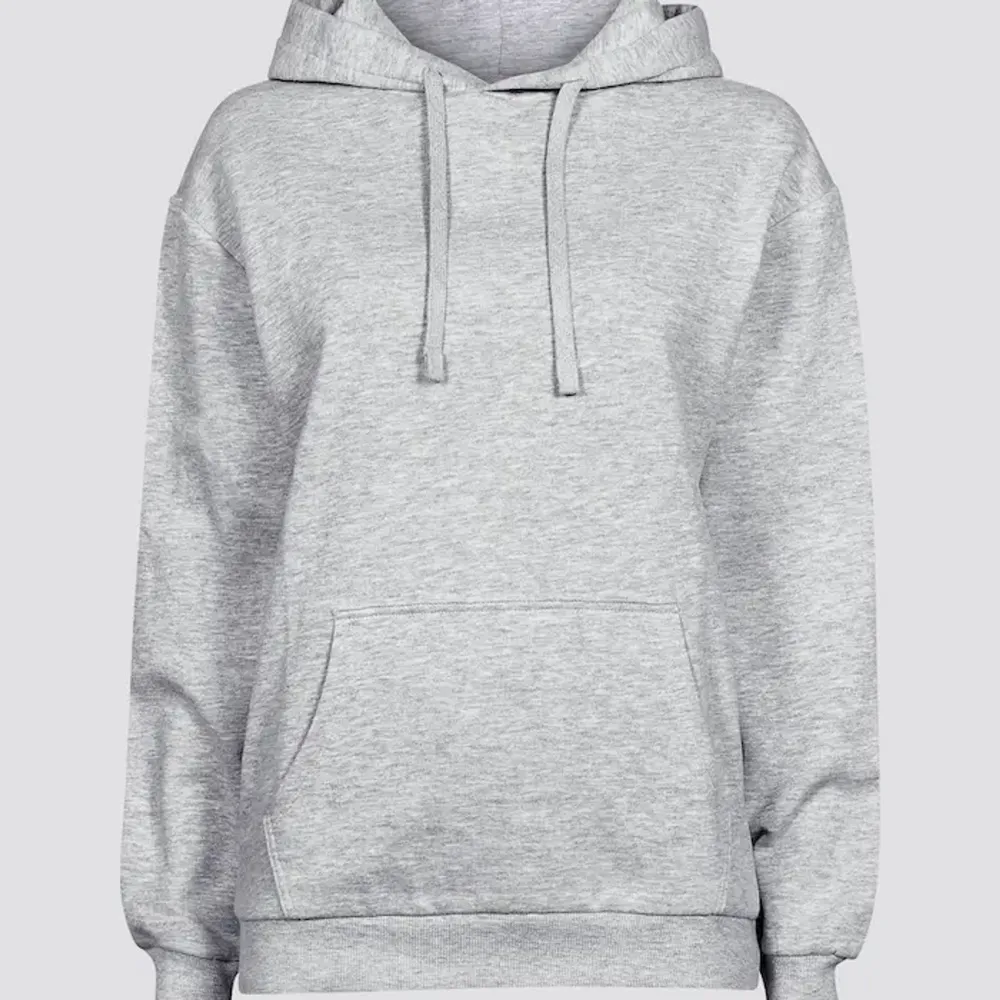 Säljer denna jätte fina gråa hoodien då den inte kommer till användning längre. Är ny skick och har använts fåtals gånger. Ny pris är 400kr.Passar typ till allt och är perfekt basic plagg. 😻😻 . Hoodies.