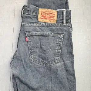 Ett par lågmidjade raka Levis jeans, som ej går att köpa längre samt är i väldigt bra skick. De är i storlek W31 L32, men är lite små i storleken. Jag som har 36/38 passar de bra på. 