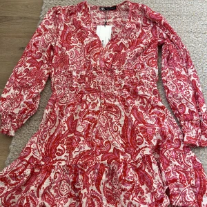 Zara klänning - Så fin röd klänning från zara💕 aldirg använd! Hör av er vid funderingar!