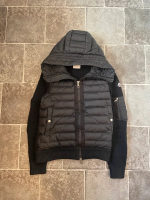Moncler Maglione Tricot Cardigan - Den mest eftertraktade cardiganen just nu!  Moncler Maglione Tricot Cardigan - Storlek: M - Skick: 9/10  - Pris: 5500kr  Skicka pm vid ytterligare frågor!  Har massor av referenser jag kan visa innan betalning!