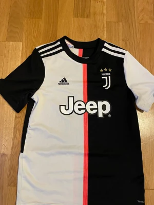 Fina fotbollströjor - Fotbollströjor som är väldigt få använda och är i mycket bra skick👍🏽billigt pris också för dom är knappt använda.