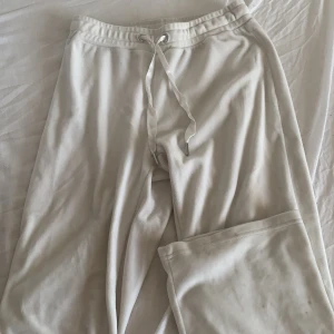 Gina tricot mjukisbyxor🤍🤍🤍 - Väldigt fin gina byxa, i storlek xs. Har dock fått småfläckar på sig, de kan man få bort på tvätten, så om du köper byxorna då tar jag bort fläckarna. Men så att man är medveten om att de finns☺️