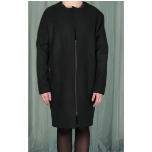 Kappa / jacka från Undulat  - Helt oanvänd jacka från undulat. Är en ganska okänd designer som bor i Borlänge som gjort den så finns endast ett fåtal likadana jackor. Jackan är i ull och jätte fint skick. Nypriset var 2100. Jackan är mörkblå.