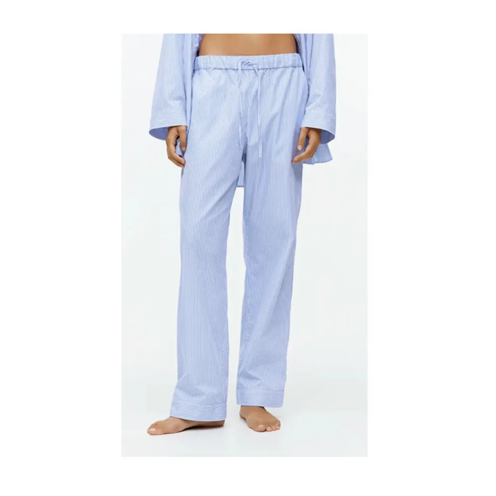 Ett par blå randiga pyjamasbyxor från Arket. Dom är endast använda ett fåtal gånger. Nypris: 690 Tryck gärna på köp nu!🤗. Jeans & Byxor.