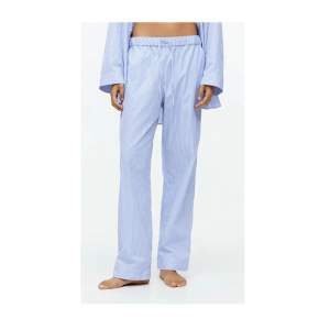 Ett par blå randiga pyjamasbyxor från Arket. Dom är endast använda ett fåtal gånger. Nypris: 690 Tryck gärna på köp nu!🤗