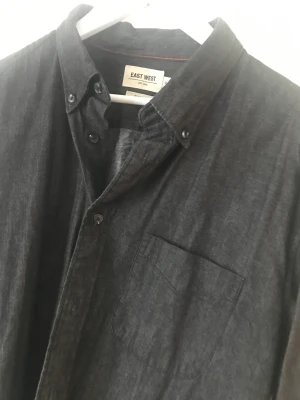 Skjorta herrmodell  - Nästan oanvänd skjorta från Brothers, gråsvart färg och tyget är ungefär som i jeansskjorta.  Inga defekter alls!  Har mycket kläder som jag vill sälja, fräscha och nästintill nya.  Har även helt oanvända plagg  Jacka, Jeans, skjortor. Du betalar frakten!