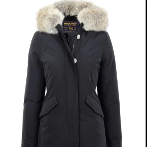 Woolrich parka - Superfin jacka från Woolrich i storlek xs. Nypris 7000kr. Säljer då den tyvärr blivit för liten.