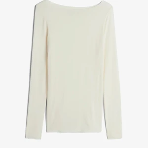 Vit Intimissimi  - Säljer också en vit Intimissimi tröja som jag köpte för 2 månader sedan och är knappt använd❤️ köptes för 569 och jag säljer för 200💘 skriv för bilder 