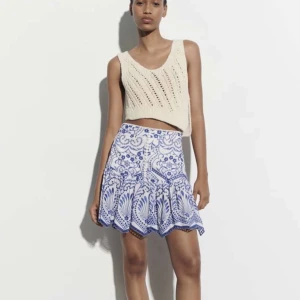 Zara kjol  - Säljer denna fina kjol från Zara. Varan är använd fåtal gånger och har inga defekter. Nypris på kjolen är 399kr men jag säljer den för 150kr. Köp via köp nu 💘