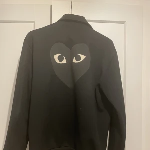 Cdg zip - Zip från comme des garcon. Bra skick. Storlek L.