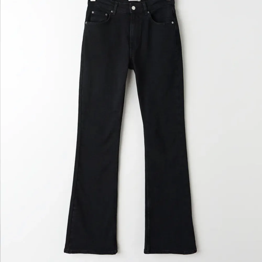 Super snygga svarta jeans! Är 175 och de går ner till skorna💞. Jeans & Byxor.