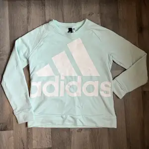 En mintgrön/turkos sweatshirt i Adidas som är använd en gång. Jättefin