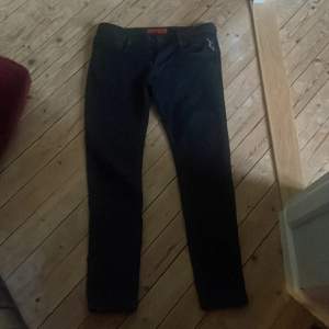 Säljer slim fit jeans , inga defekter, 32,32 , märke- replay 