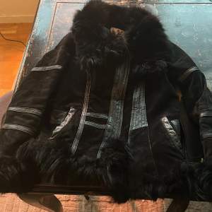 svart jacka från fur story ny pris 3000kr säljer för den kommer inte till användning super snygg och trendig nu