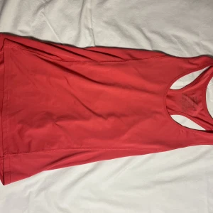 Träningslinne  - Träningslinne från newbody. Storlek s men ganska stor i storleken 