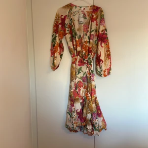 Omlottklänning - Sommarklänning i omlottmodell med prislapp kvar